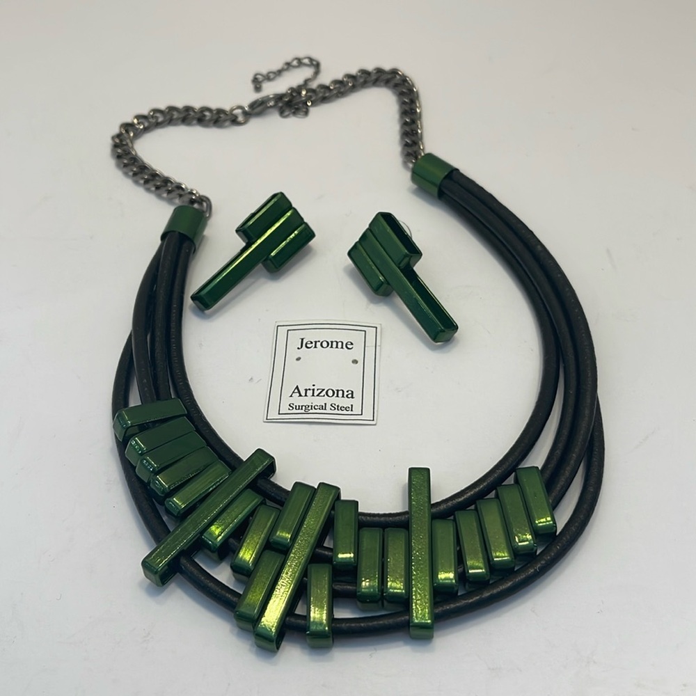 Handcrafted necklace and earring, set. Green and black